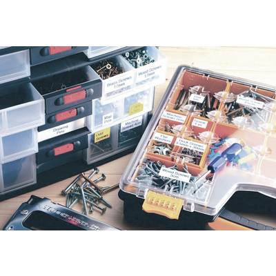 Plusieurs boîtes de rangement pour outils et vis, étiquetées avec différents types. Quelques vis sont éparpillées devant.