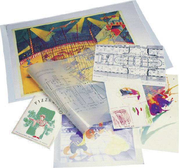 Une collection d'impressions colorées et de plans, comprenant des dessins architecturaux et des graphiques aux couleurs vives, étalés sur une table.