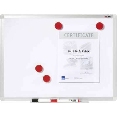 Certificat épinglé sur un tableau blanc avec un aimant rouge. Inscription : « M. John Q. Public a suivi avec succès la formation Service/Technique ».