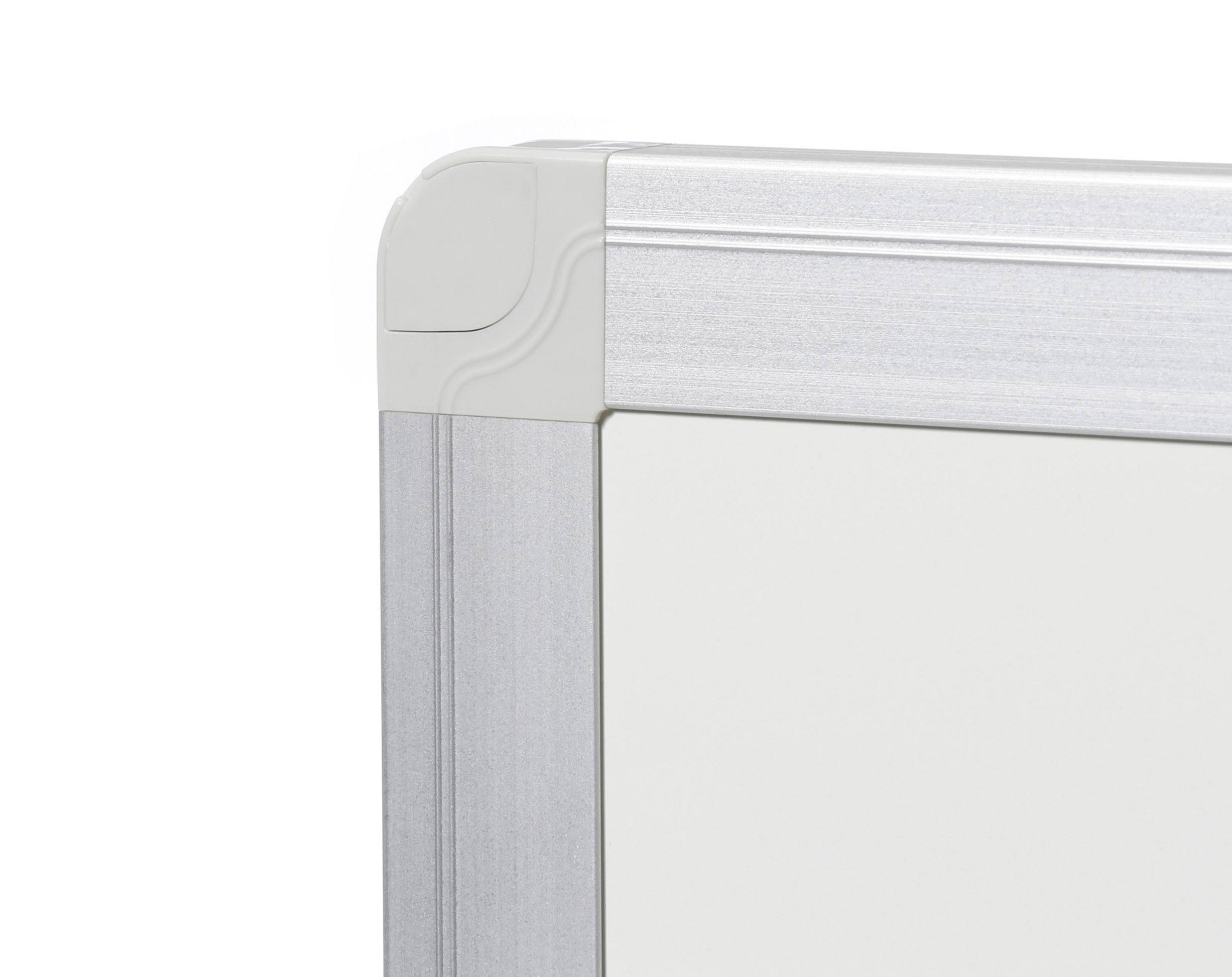 Coin d'un cadre blanc avec un contour métallique, probablement partie d'un tableau blanc ou d'une toile.