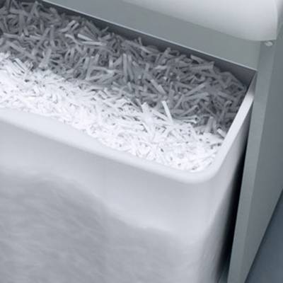 Bandes de papier dans le réceptacle d'un destructeur de documents.