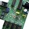 Circuit électronique avec différents composants soudés tels que des résistances, des condensateurs et une puce électronique, sur un PCB vert.