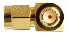 Un connecteur coaxial doré à design coudé, utilisé pour la transmission de signaux dans des appareils électroniques.