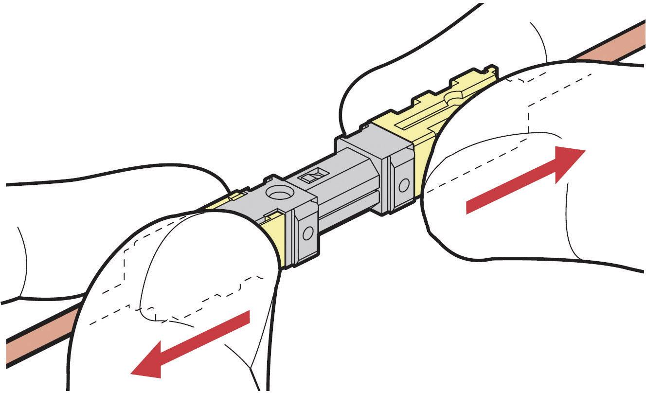 Deux mains pressent une fiche de câble. Des flèches rouges indiquent la direction du mouvement lors de la compression de la connexion.