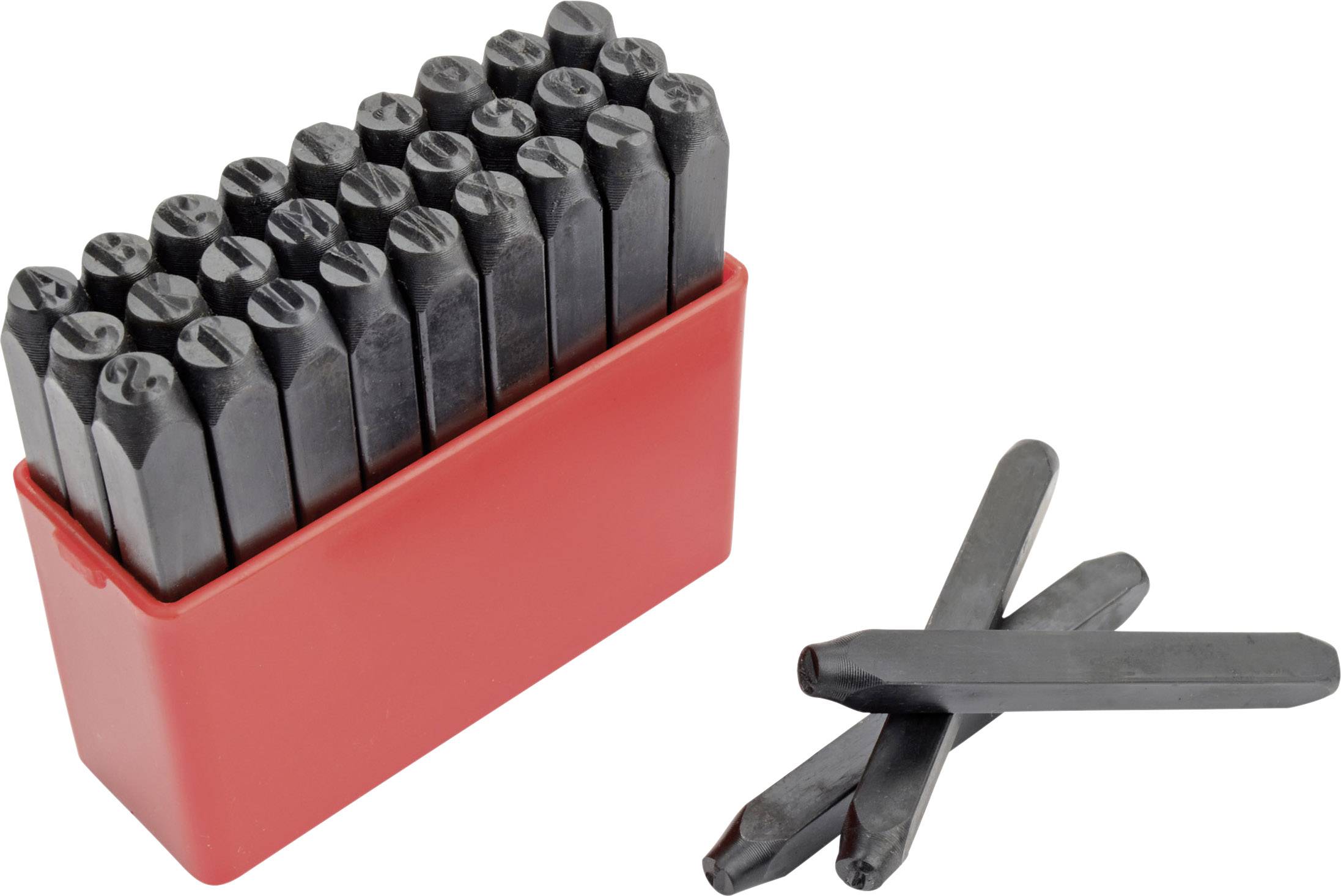 Ensemble de tampons en métal dans un récipient rouge, composé de tampons avec des lettres et des chiffres ; trois tampons sont disposés à côté.