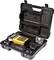 Une boîte à outils ouverte contient un appareil de marquage portable avec un boîtier jaune, une cassette de bande, un bloc d'alimentation et un câble.