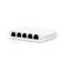 Un commutateur réseau blanc avec cinq ports Ethernet, dont un est identifié comme étant PoE (Power over Ethernet).