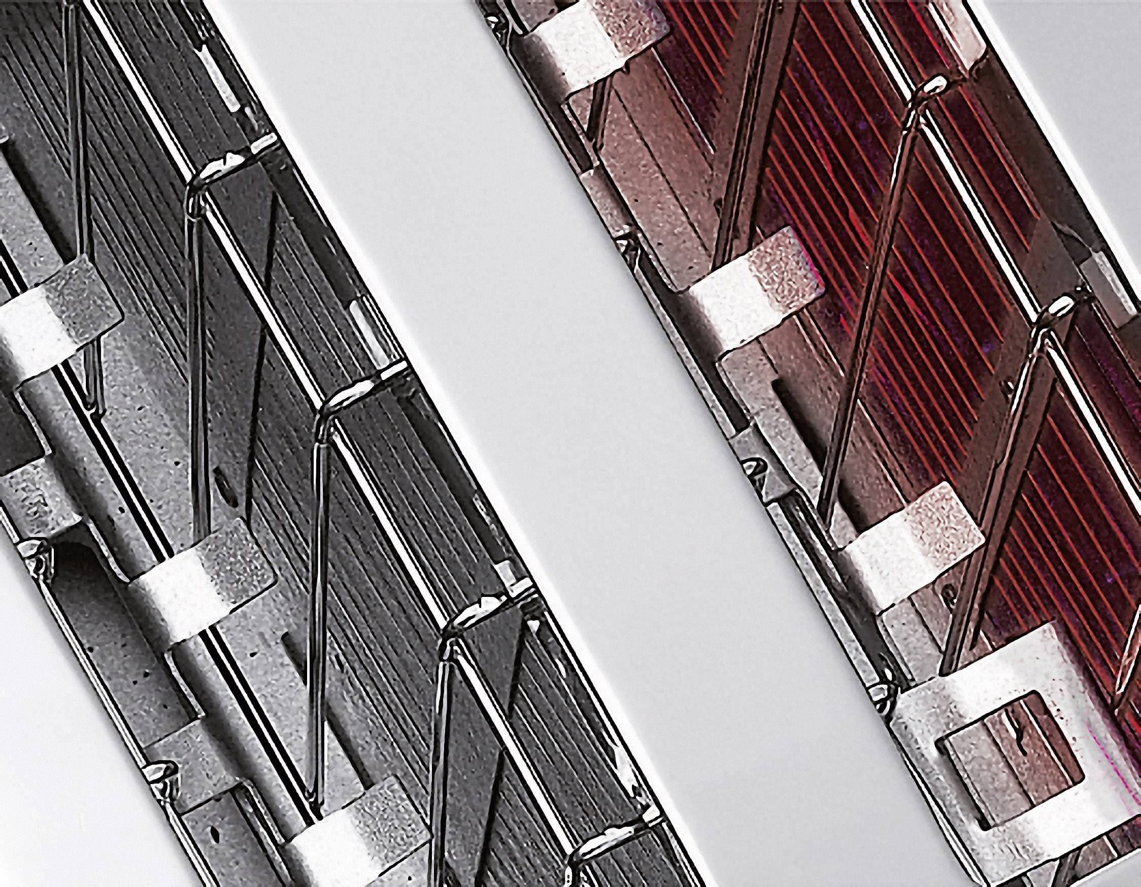 Un détail d'un chauffage électrique montre deux éléments chauffants côte à côte, l'un froid et l'autre rouge incandescent.