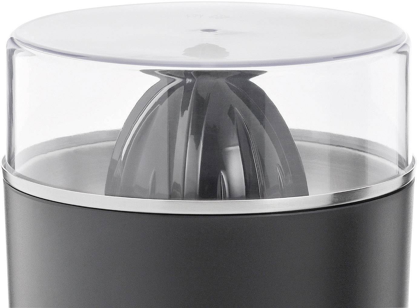 Une presse-agrumes électrique en noir avec un couvercle transparent, le cône de pressage est visible à l'intérieur. Adaptée pour extraire le jus des agrumes.