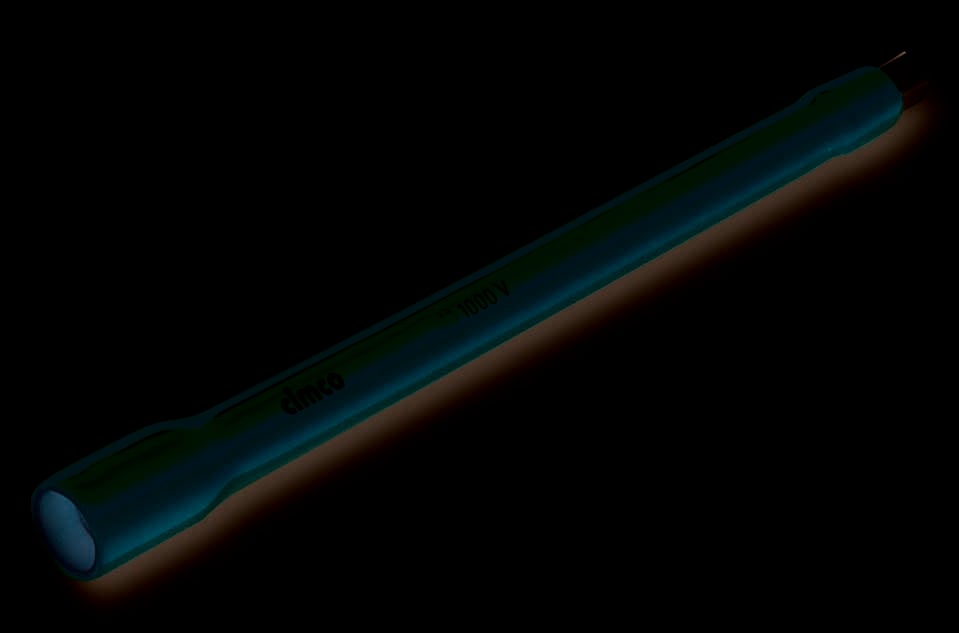 Une clé à molette isolée, de couleur rouge, portant l'inscription « 1000 V ». Adaptée aux travaux sur installations électriques.