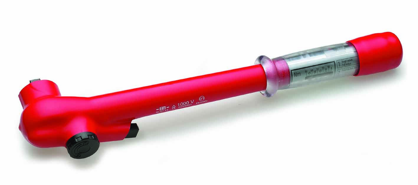 Une clé dynamométrique rouge avec échelle de mesure du couple, couramment utilisée dans la réparation automobile et la maintenance industrielle.