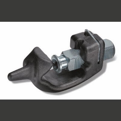Un coupe-tube à lame métallique et manche noir, utilisé pour couper précisément des tuyaux dans le domaine des installations techniques.