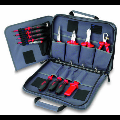 Un ensemble d'outils gris et noir comprenant plusieurs tournevis rouges, des pinces et un couteau, dans un étui ouvert.