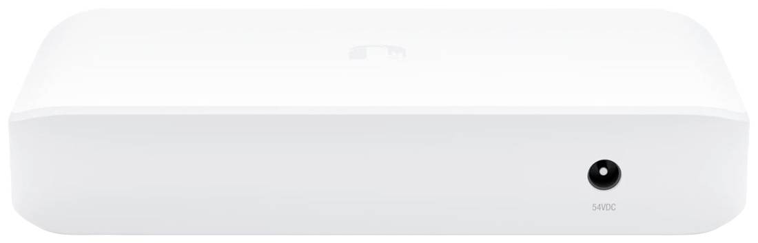 Une boîte électronique blanche avec une prise réseau à l'avant, placée sur une surface blanche.