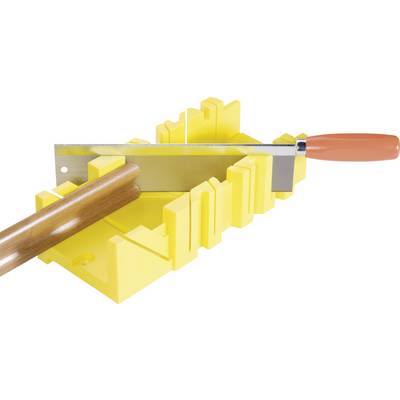 Une boîte à onglets jaune avec une scie à main est utilisée pour couper un morceau de bois à un angle spécifique.