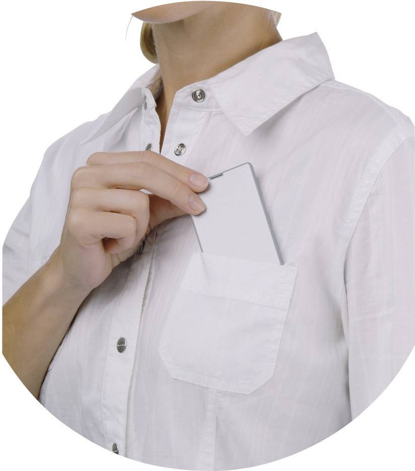 Une personne glisse une carte blanche dans la poche de poitrine d'une chemise blanche.