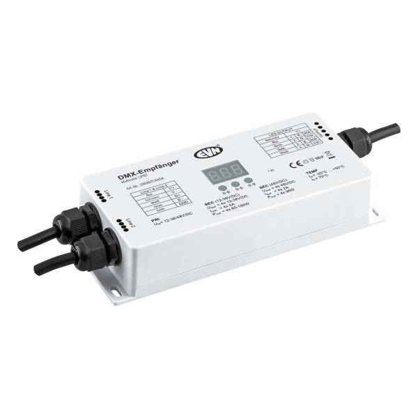 Récepteur DMX sur boîtier blanc avec connexions et affichage numérique, spécifications techniques et marque visibles.