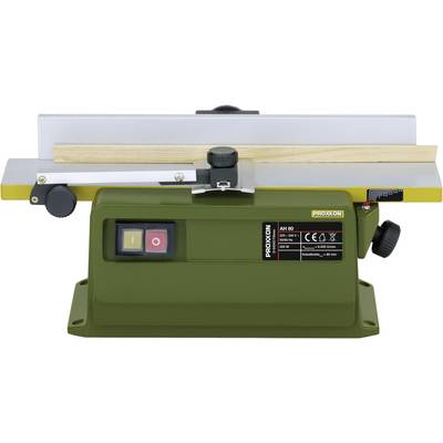 Petite raboteuse de table verte avec guide en bois. Deux interrupteurs sont situés sur la face avant. Le nom de la marque et les détails techniques sont visibles.