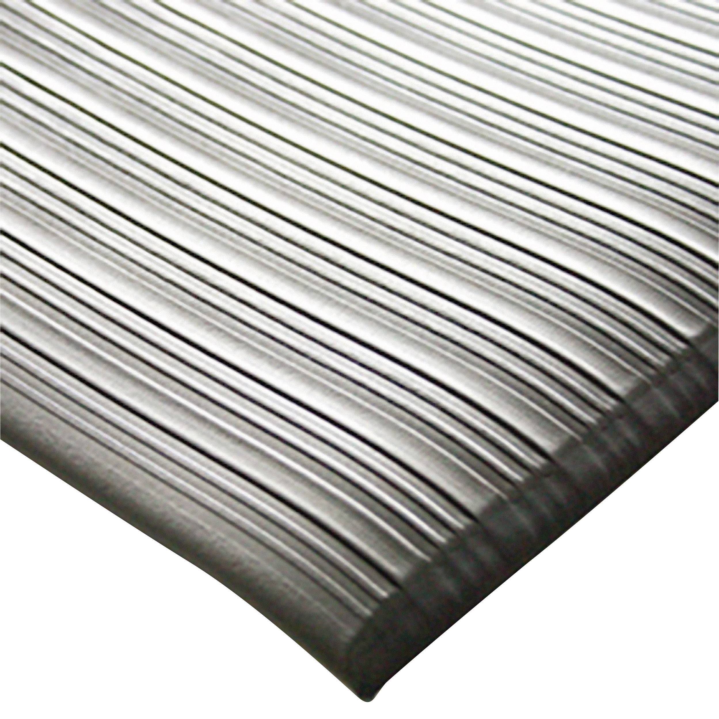 Tôle en acier inoxydable grise, ondulée, avec une structure de lignes fine.