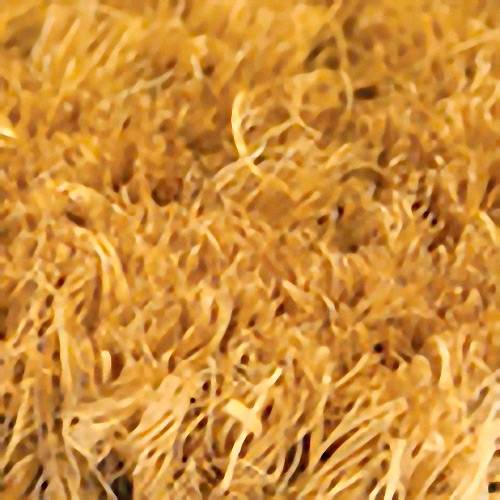 Gros plan de fibres textiles jaunes denses, évoquant un tapis ou un tissu duveteux.