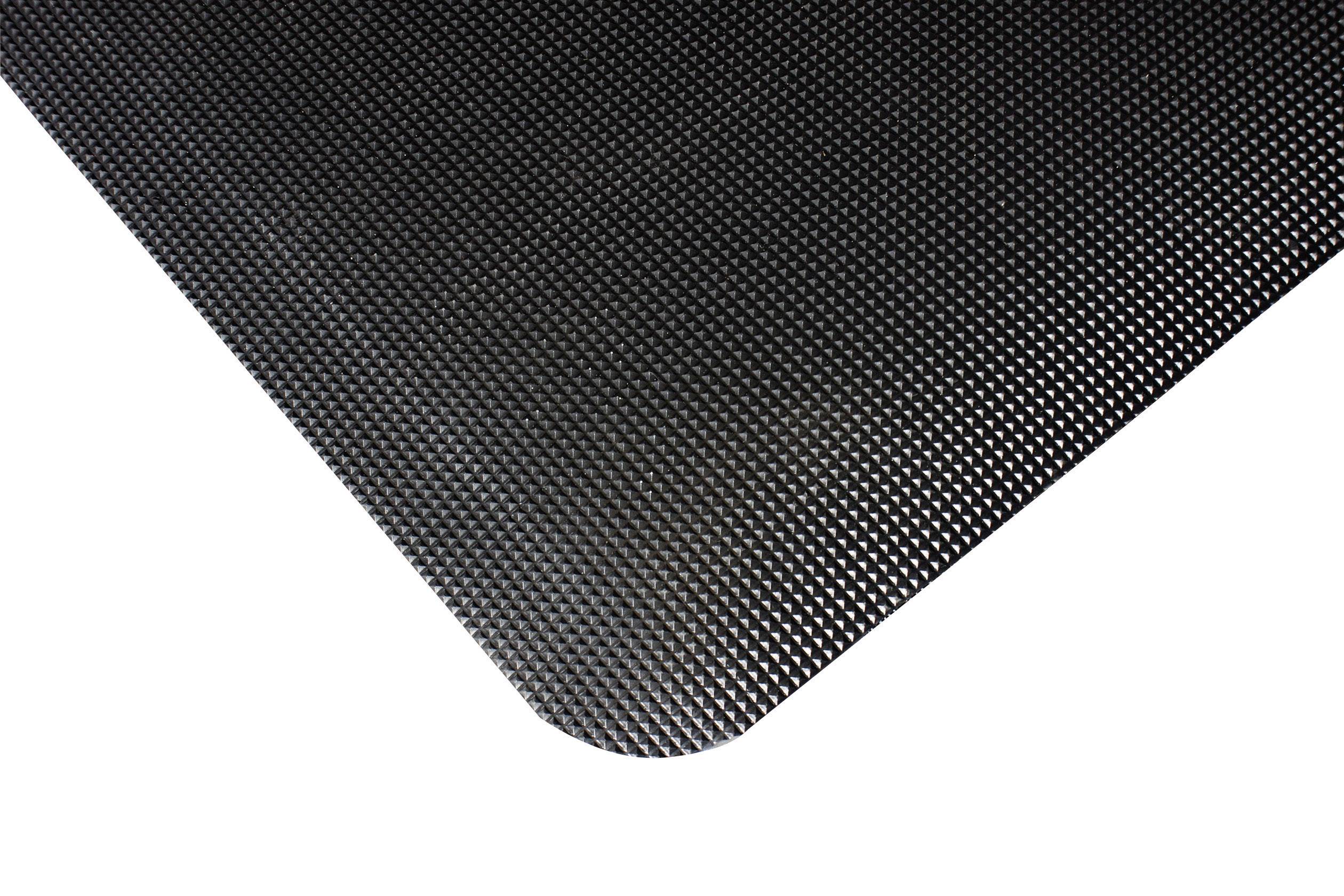 Coin d'une plaque en fibre de carbone noir avec surface texturée, légèrement brillante contre un fond blanc.