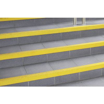 Un escalier gris avec des bandes jaunes le long des bords des marches. Une rampe est visible à droite, facilitant l'orientation.