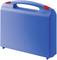Une valise en plastique bleue avec une fermeture rouge, debout verticalement, munie d'une poignée ergonomique.