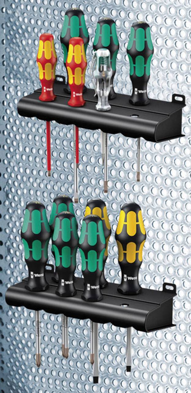 Une étagère avec dix tournevis de différentes couleurs et tailles, fixée sur un mur métallique structuré.