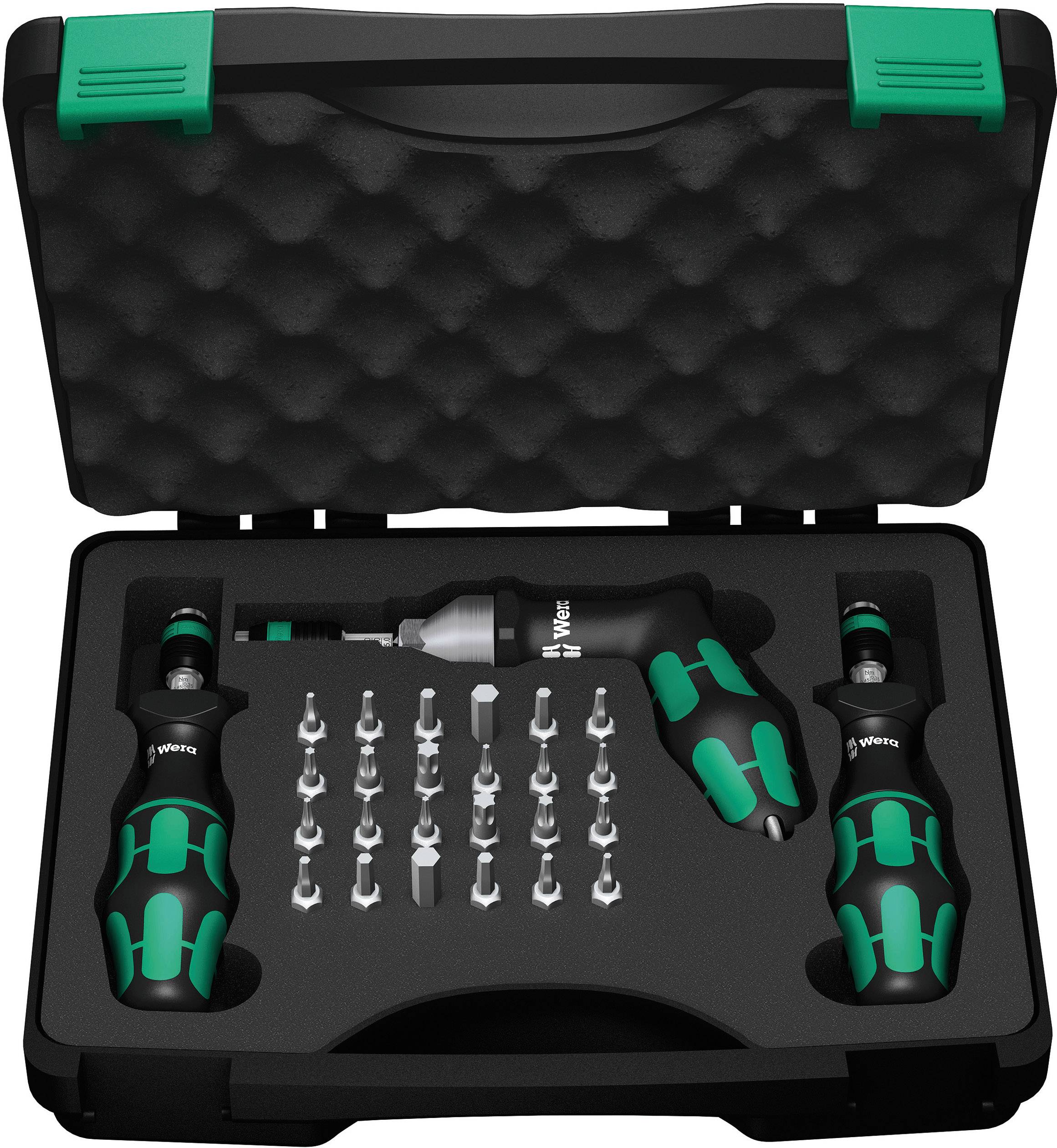 Coffret à outils comprenant trois tournevis et 20 embouts, avec un insert en mousse noir.