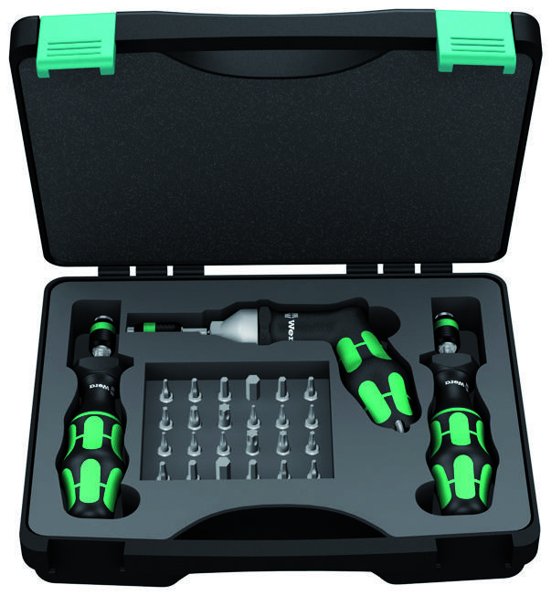Ensemble d'outils comprenant des tournevis et des embouts interchangeables dans un coffret ouvert noir avec un fermoir vert.