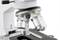 Un microscope doté de plusieurs objectifs, dont les différents niveaux de grossissement sont visibles. Utilisable pour des recherches scientifiques.
