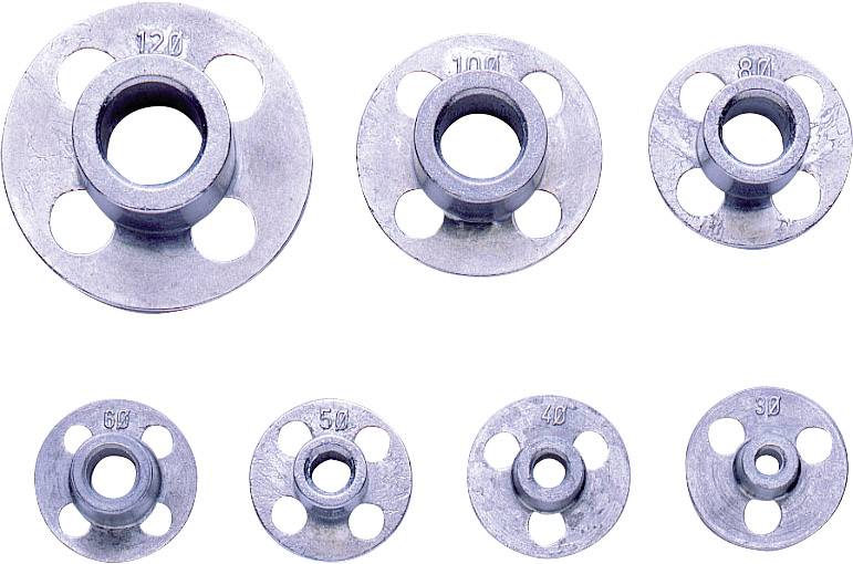 Sept disques métalliques ronds de différentes tailles sont disposés côte à côte, chacun percé de cinq trous autour de son centre.