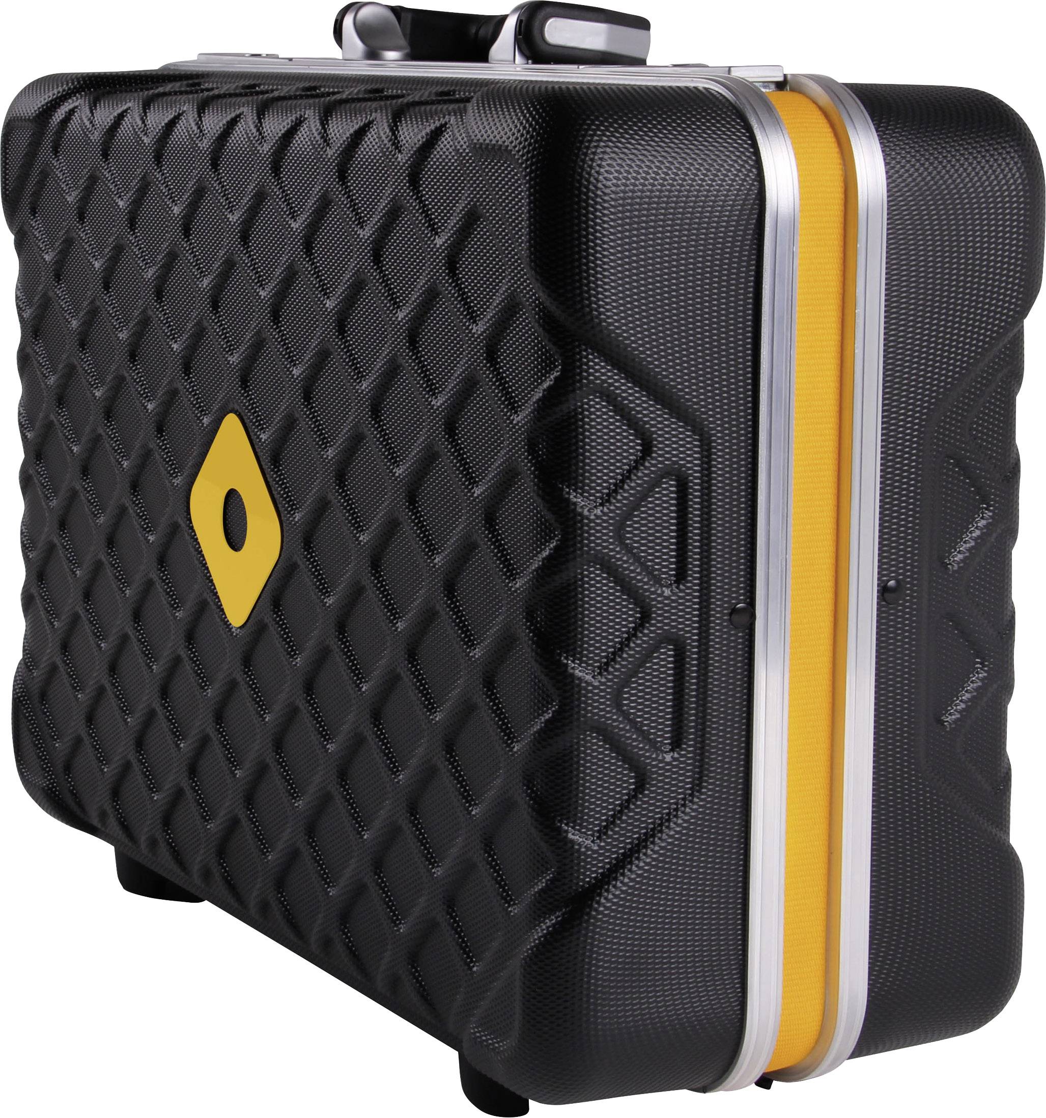 Une valise noire avec un motif en forme de diamant et une bande jaune voyante. Elle est équipée de roues et d'une poignée en haut.