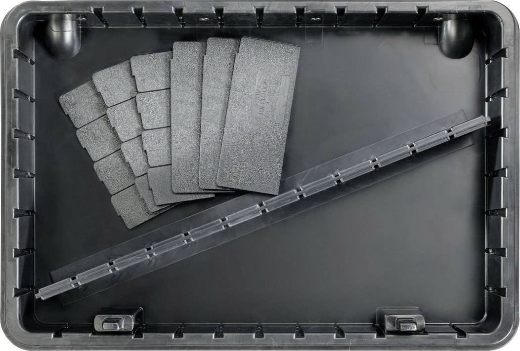 Grande boîte en plastique noir contenant plusieurs morceaux de mousse rectangulaires empilés uniformément, avec une longue bande de plastique.