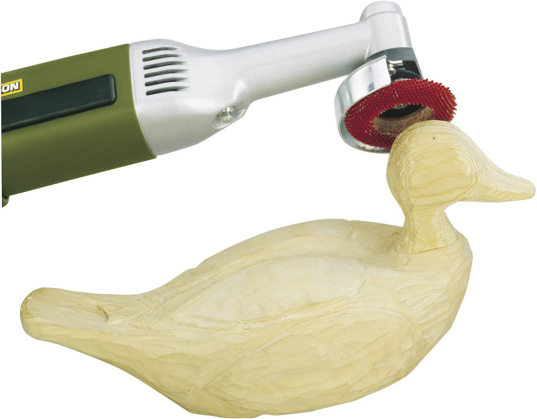 Une figurine de canard en bois est sculptée à l'aide d'un outil électrique. L'outil est équipé d'un embout de ponçage rond et rouge.