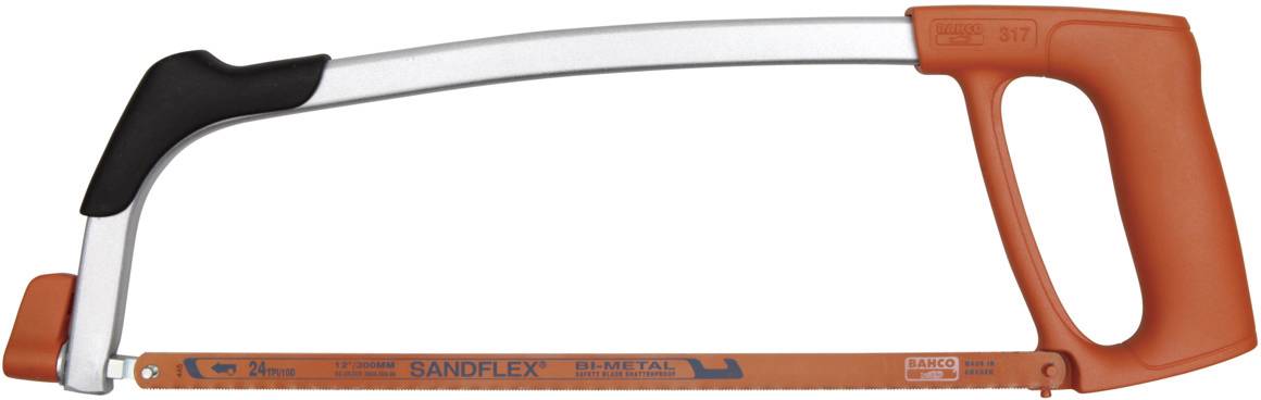 Scie à métaux avec poignée orange et partie de la poignée noire, sur la lame orange est inscrit 'SANDFLEX bi-metal', adaptée pour couper du métal.