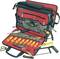 Sac à outils avec compartiment ouvert, rempli de divers outils manuels tels que tournevis, scie et pinces.