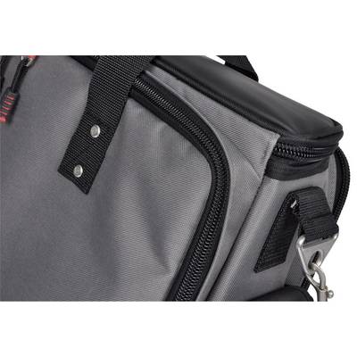 Sac en tissu gris avec fermeture éclair noire et bandoulière. Le sac dispose de boutons métalliques et d'un design aux bords rigides.
