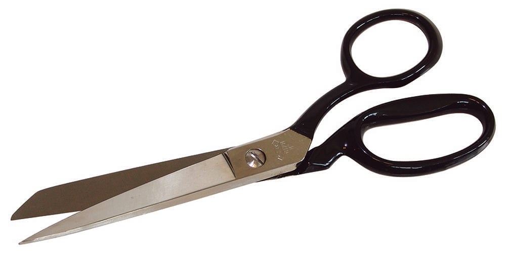 Une paire de ciseaux de tailleur en métal avec des poignées noires est ouverte sur un fond blanc.