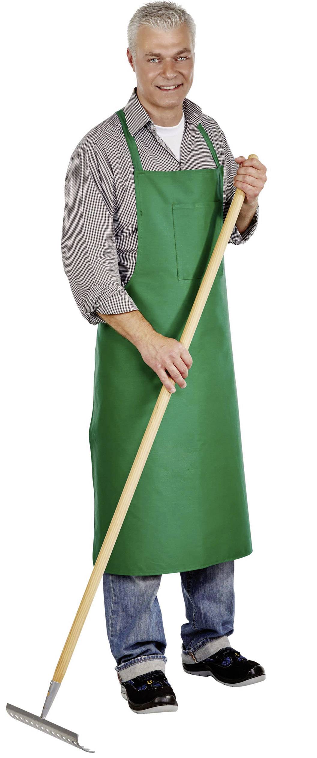 Un homme portant un tablier vert tient un grand balai à la main. Il porte une chemise grise et un jean et sourit à la caméra.