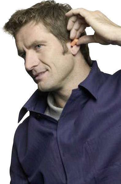 Une personne insère un bouchon d'oreille orange. Elle porte une veste bleu marine.