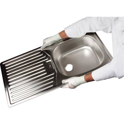 Une personne portant des gants blancs tient un évier en acier inoxydable avec égouttoir intégré.