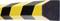 Marquage d'avertissement noir et jaune avec des bandes inclinées, apposé à un angle comme dispositif de protection.