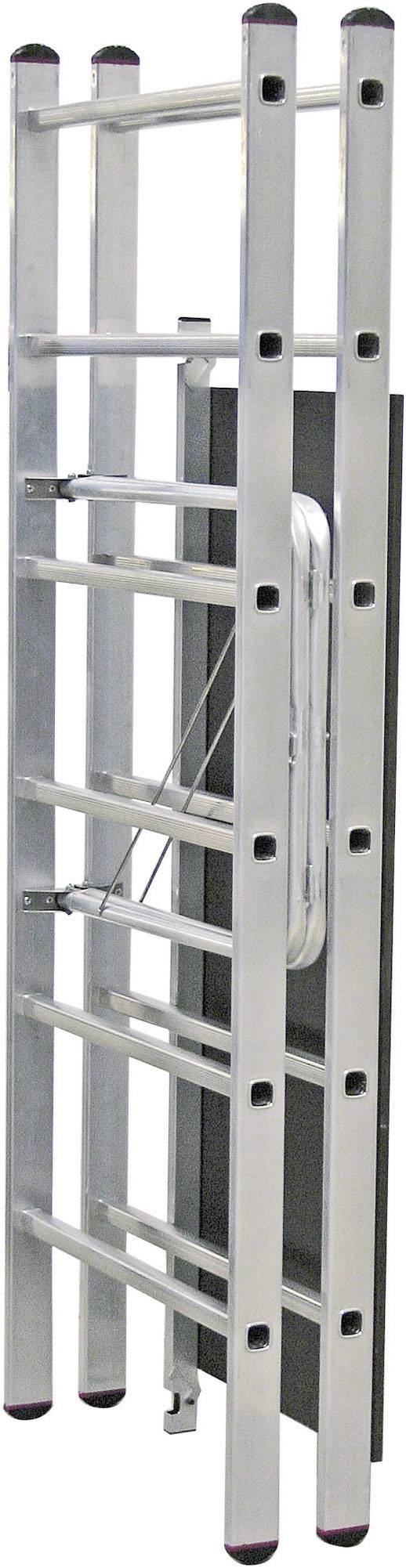 Une échelle pliante en aluminium argentée avec des détails noirs est dressée verticalement. Elle possède plusieurs échelons et convient à une utilisation en intérieur comme en extérieur.