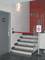 Un escalier est bloqué par un ruban rouge et blanc. Un panneau à côté indique « Personnel autorisé uniquement ». À gauche se trouve une porte de toilettes.