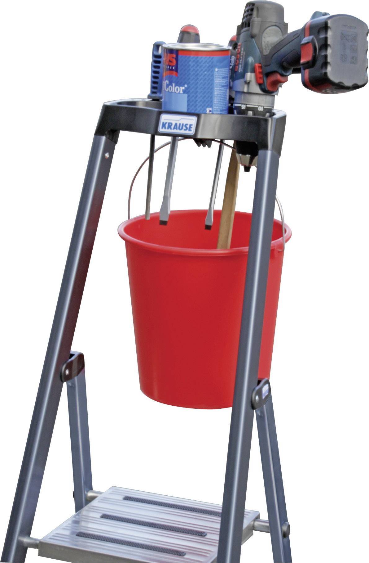 Un seau de peinture rouge est accroché à une échelle, au-dessus se trouvent une perceuse et un pot de peinture. La scène montre des préparatifs pour peindre.