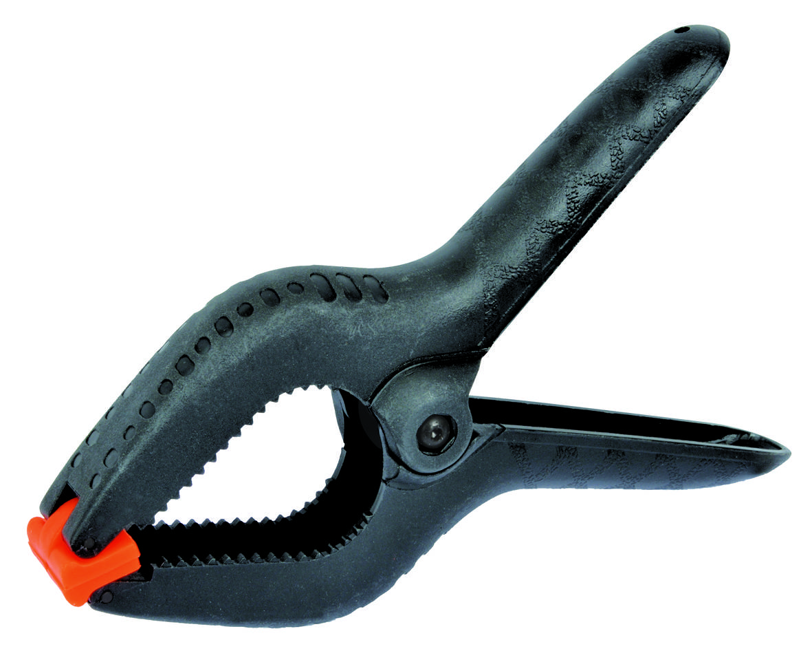 Pince à main noire avec mâchoires dentelées, protections en plastique rouge aux extrémités, adaptée pour fixer des objets.
