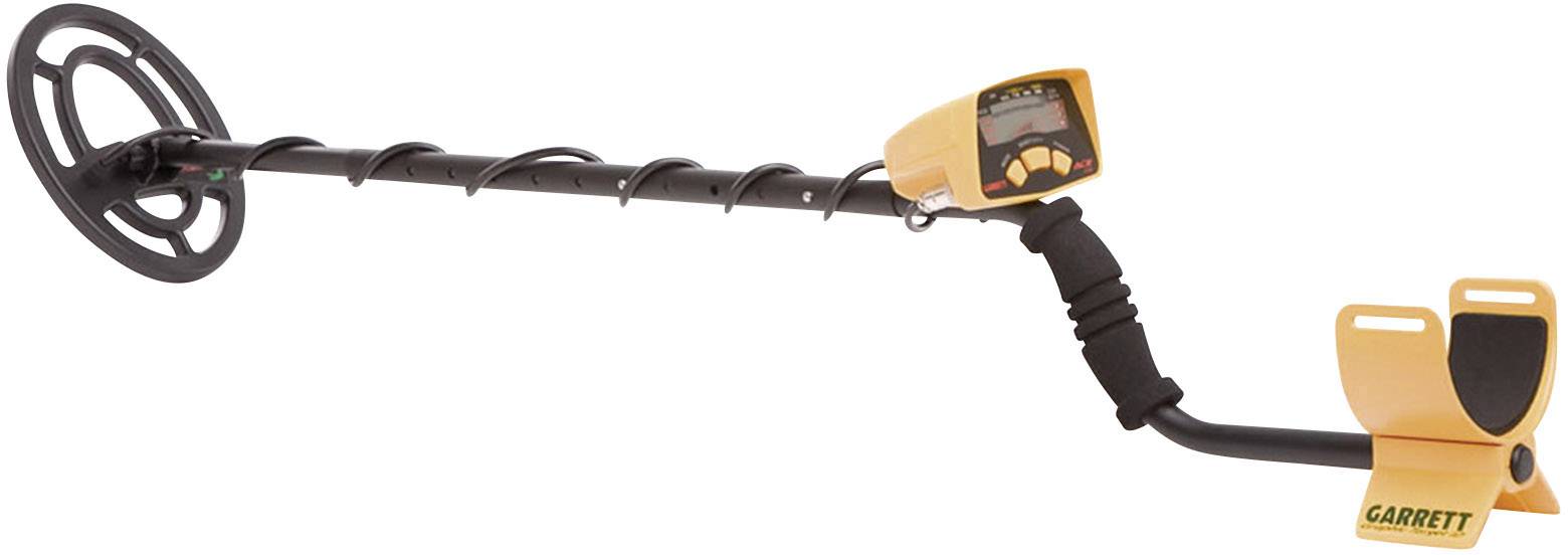 Détecteur de métaux avec longue tige et bobine de recherche à gauche. Unité d'affichage en jaune avec boutons de commande et logo de l'entreprise 'Garrett'.