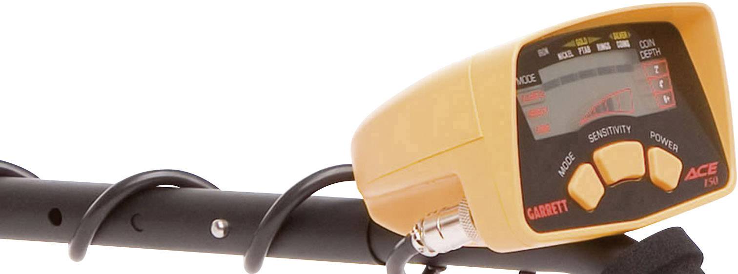 Un détecteur de métaux avec un écran affichant des paramètres tels que la sensibilité et la puissance.