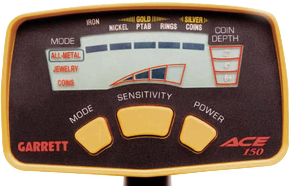 Un écran de détecteur de métaux affiche les modes : 'Tout métal', 'Bijoux', 'Pièces'. Il y a un indicateur de sensibilité et de profondeur.